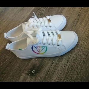 Selling guess shoes, completely new, size 7.5